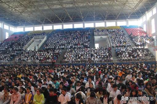 吉首大学原党委书记马本立为龙高师生作主题教育辅导报告